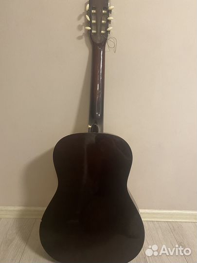 Акустическая гитара шестиструнная