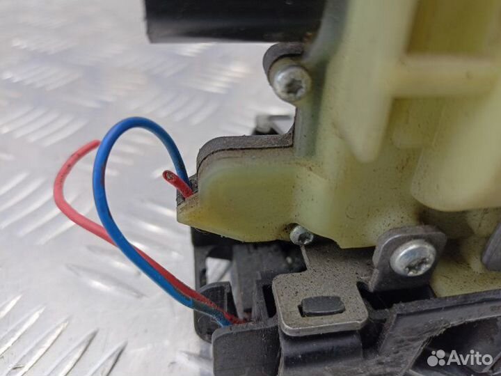 Замок двери передней правой Skoda Octavia A4 1.6