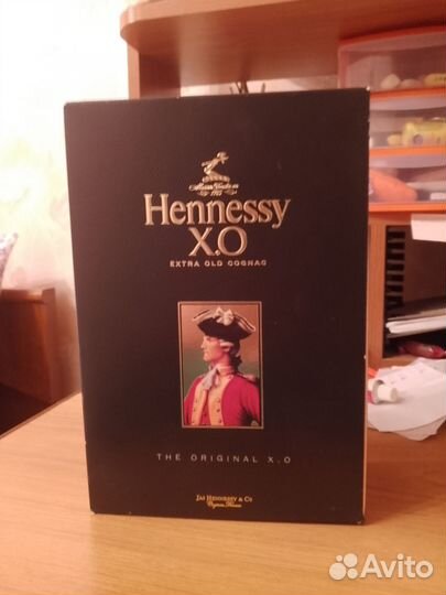 Коробки из под водки и hennessy