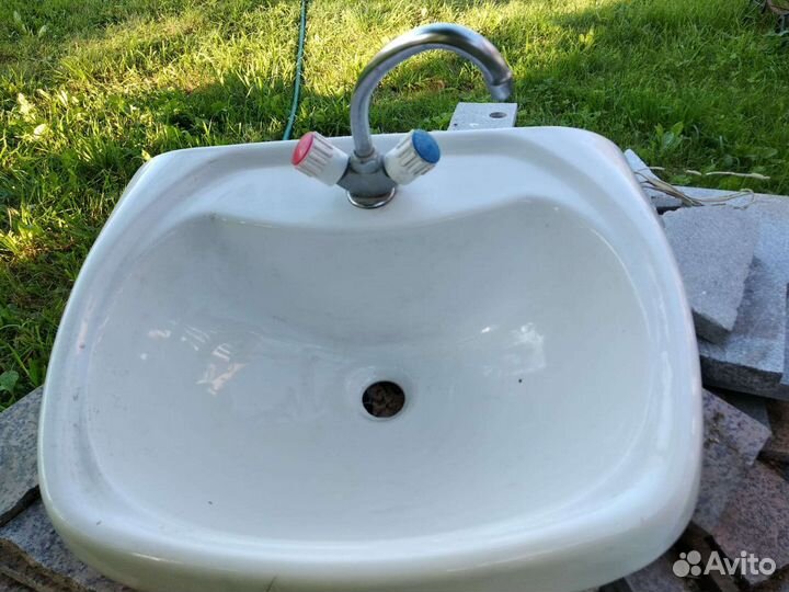 Раковина фаянсовая б/у