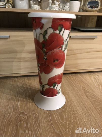 Ваза высокая 42 см белая с красными маками