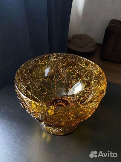 Ваза для фруктов на ножке