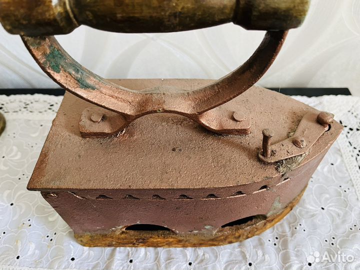 Старинный угольный утюг