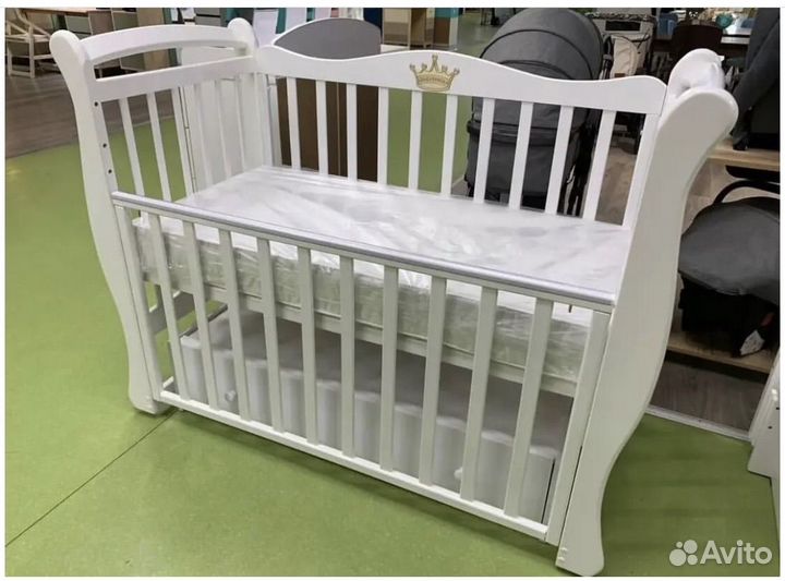 Кроватка для новорожденных с маятником