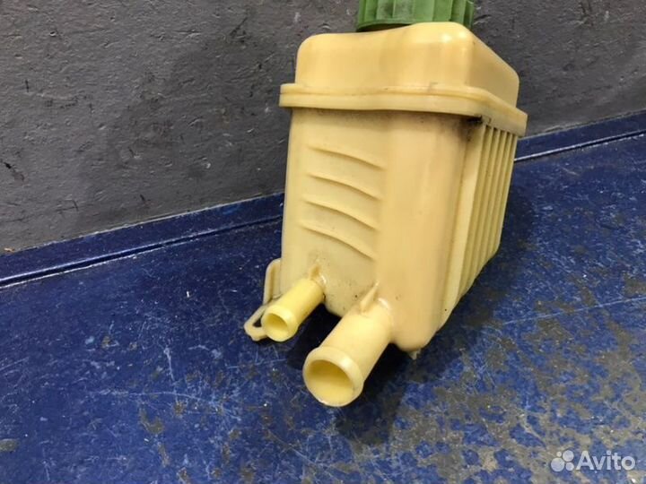 Бачок гура Audi Q7 4L