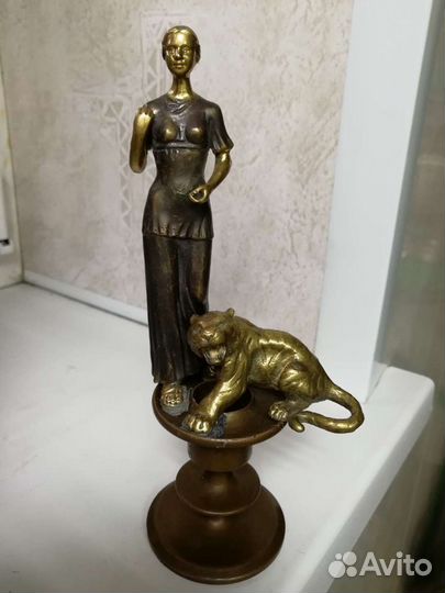 Статуэтка девушка с тигром. Винтаж. Бронза