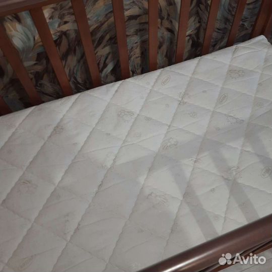 Детская кроватка с маятником