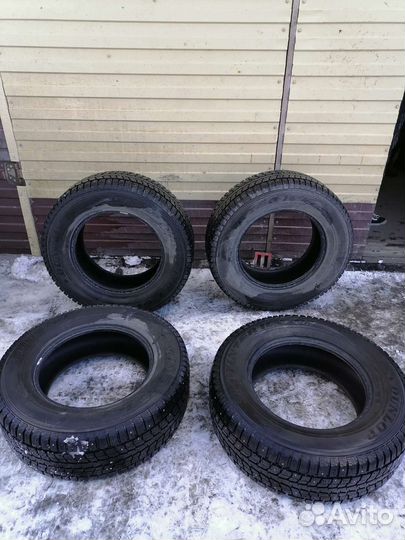 Продам шины б/у зима R17 265/65