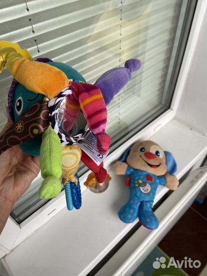 Игрушка развивающая фишер прайс на коляску