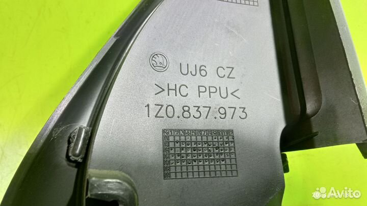 Крышка зеркала внутренняя левая Skoda Octavia A5