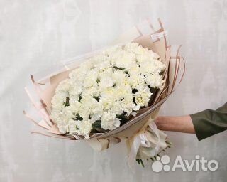 Букет из 51 белой гвоздики в стильной упаковке