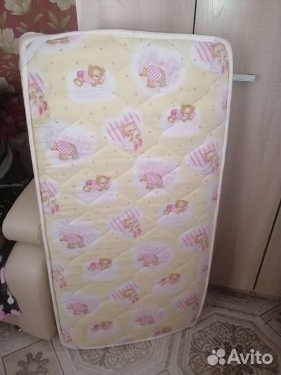 Детская кроватка с маятником