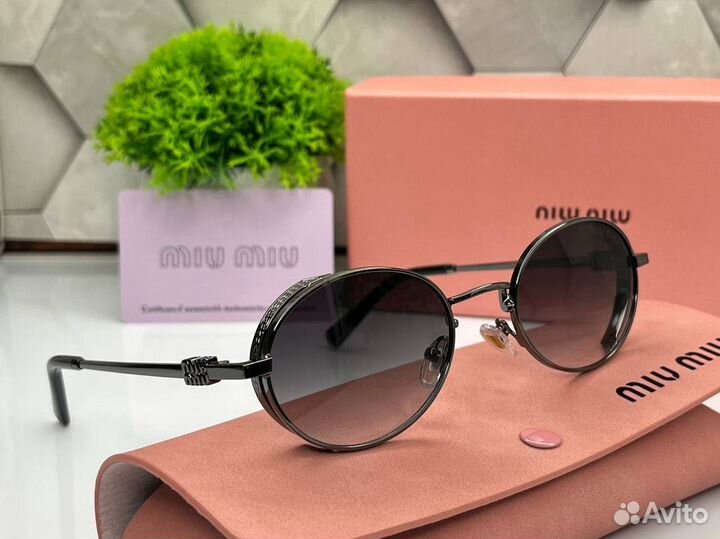 Солнцезащитные очки Miu Miu