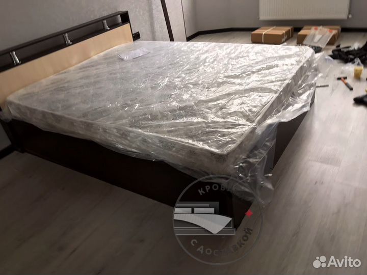 Кровать двухспальная с матрасом