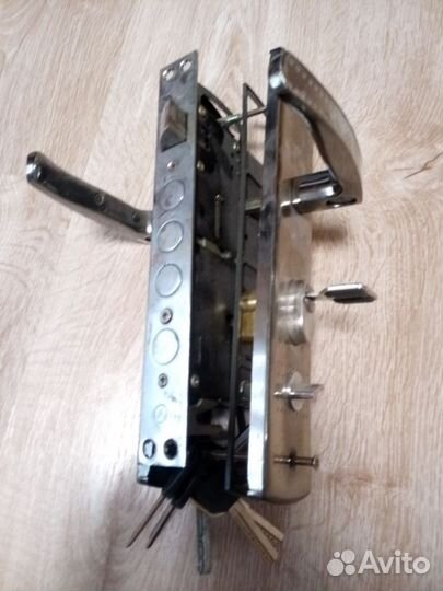 Замок дверной