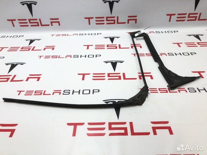Уплотнитель стойки B наружной Tesla Model X 2019