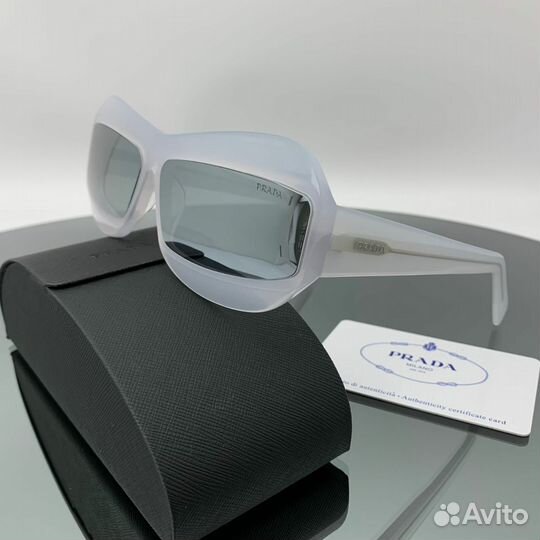 Солнцезащитные очки Prada