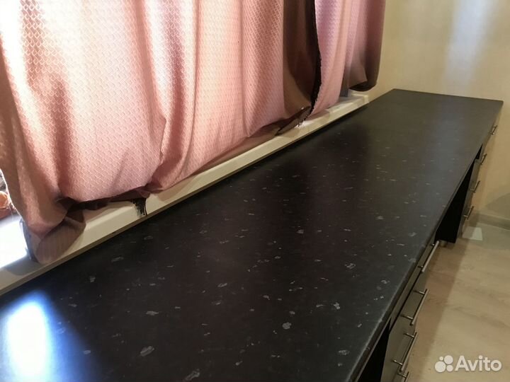 Письменный стол у окна в детскую