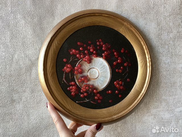 Картина в деревянной раме круглая