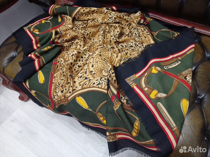 Теплый большой 110см платок с тиграми