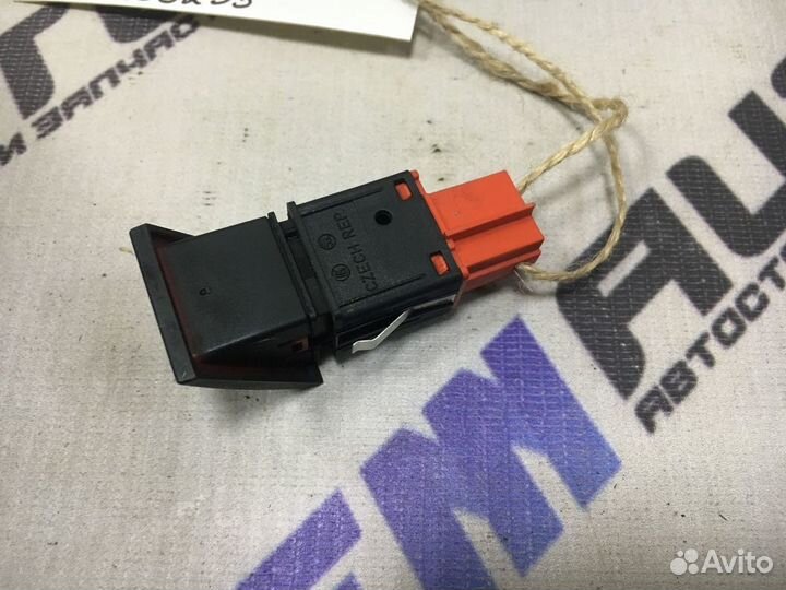 Кнопка аварийной сигнализации Шкода Фабия 2