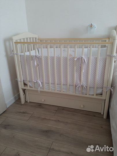 Продам комплект(кроватка+комод)