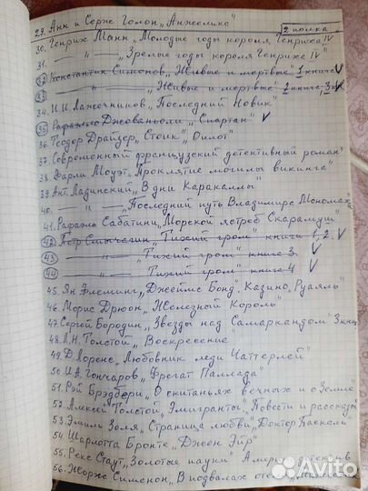 Много книг и полки