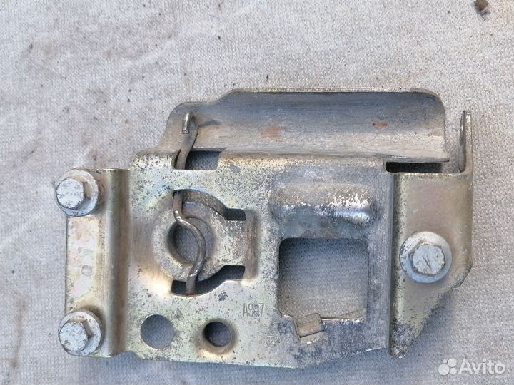 Замок капота нижн.с пружиной Honda Civic EK 1999