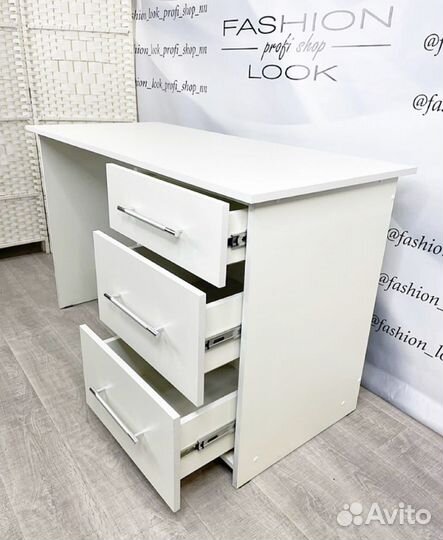 Маникюрный стол Марсель