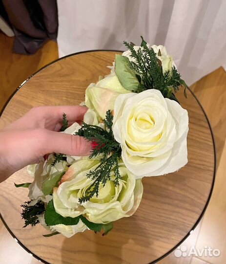 Рождественский венок из искусственных цветов