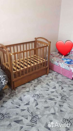 Детская кроватка с маятником и ящиком