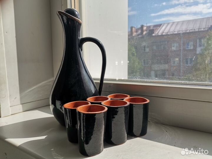 Кувшин со стопками