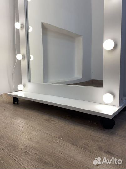Зеркало гримерное с лампами