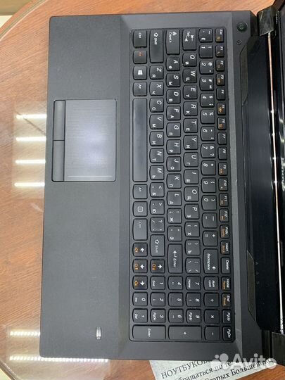 Ноутбук Lenovo держит заряд