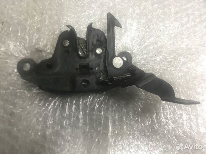 Замок капота передний Nissan Sunny WHA32 VQ30DE