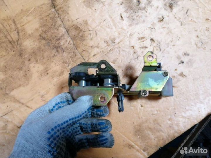 Замок стекла багажника Porsche Cayenne 955