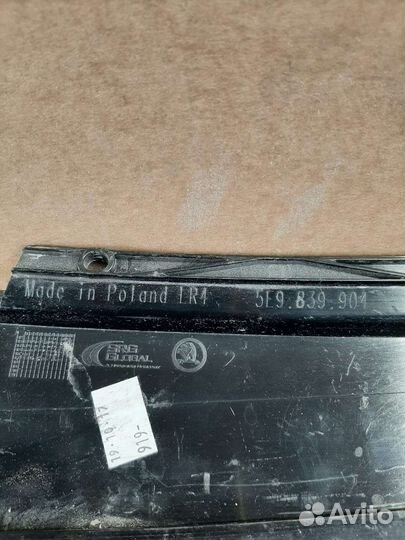 Накладка задней правой двери Skoda Octavia a7