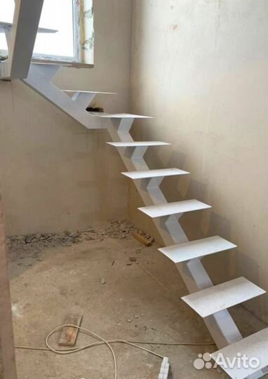 Лестница на металлокаркасе закрытого типа