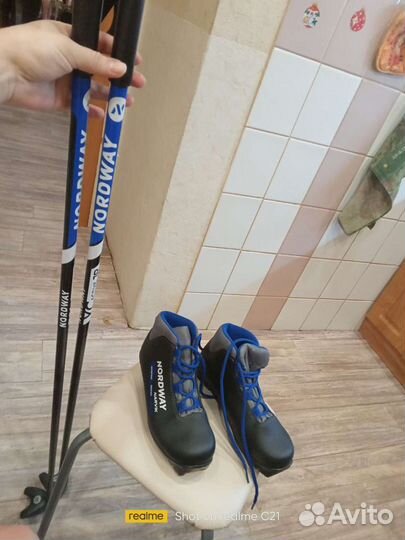 Лыжные ботинки и палки от лыж