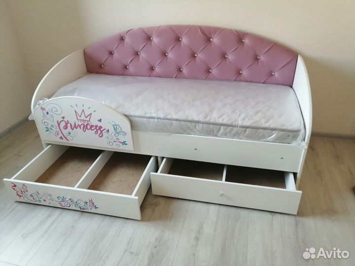 Детская кровать с мягкой спинкой