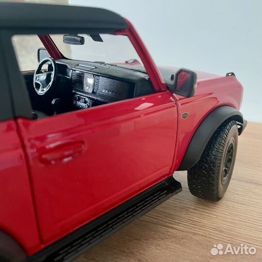 Модель автомобиля Ford Bronco 1:18 Maisto