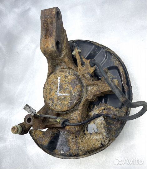 Тойота Превия Кулак поворотный ступица левая