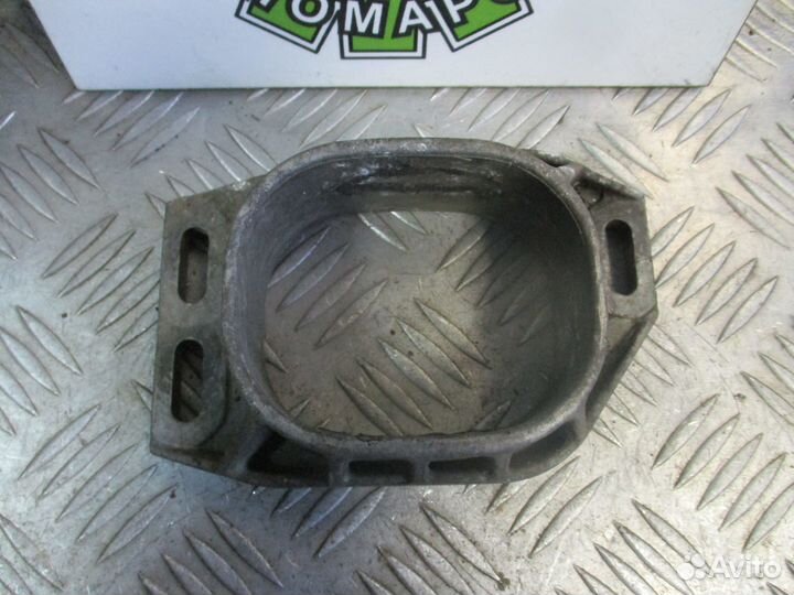 Кронштейн двигателя передний Volkswagen Passat B5