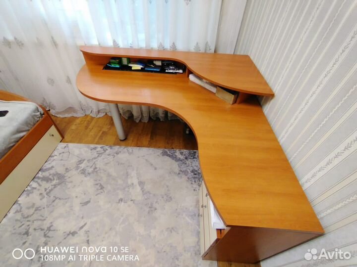 Кровать, угловой стол, полка