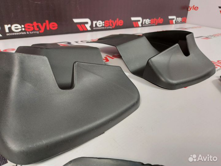 Брызговики Toyota Hiace 200 12-18г Черные