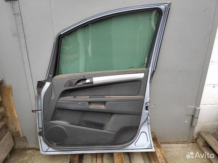 Дверь передняя правая на Opel Zafria B Z163