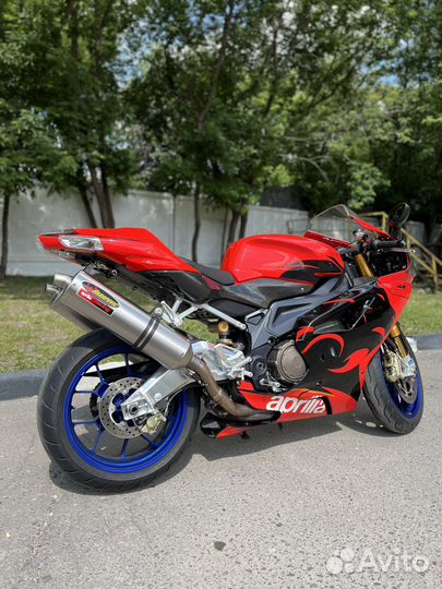 Aprilia RSV 1000R factory