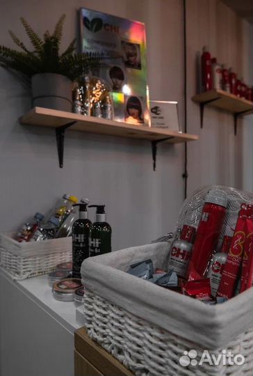 Аренда стеллажа, полки, витрины для шоурума