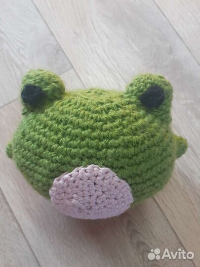 Вязаная игрушка лягушка