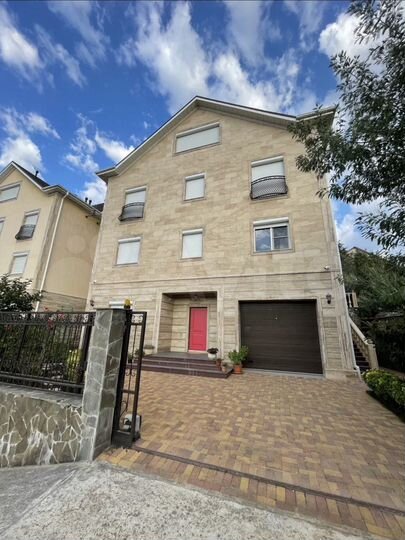 Дом 423 м² на участке 6 сот.